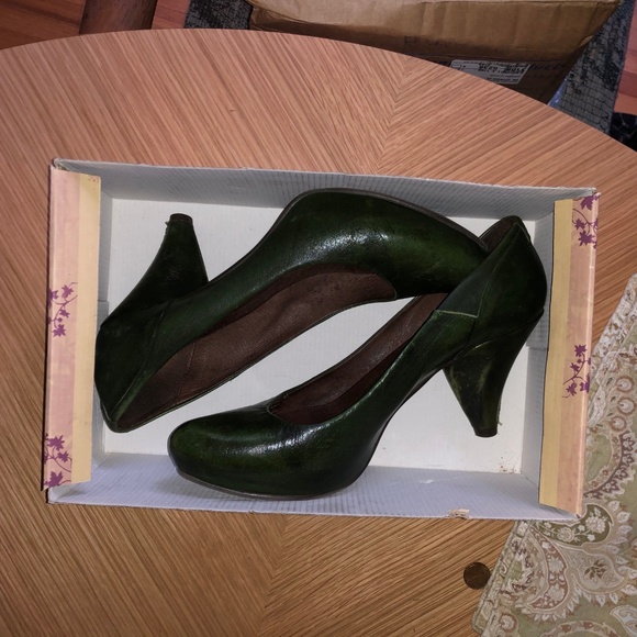 EUROPEA Green Leather Pump w Lifted Toe - Picture 6 of 8